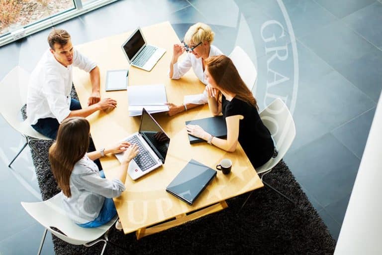 ¿Cómo deben integrarse la Gestión de equipos y reuniones?